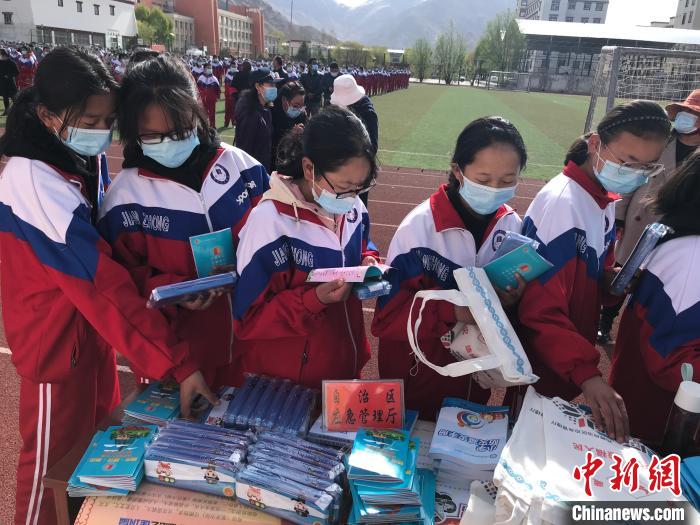 圖為西藏自治區(qū)應(yīng)急管理廳在學(xué)校開(kāi)展安全生產(chǎn)宣傳(資料圖)。西藏自治區(qū)應(yīng)急管理廳 供圖