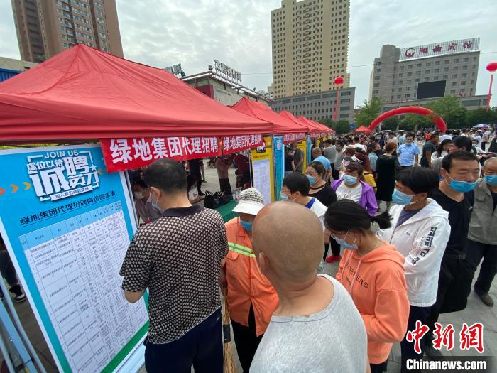 一些知名企業(yè)展臺(tái)前，投遞簡(jiǎn)歷、咨詢就業(yè)的人絡(luò)繹不絕?！∏愊?攝