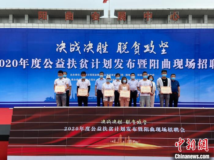 在現(xiàn)場(chǎng)，綠地集團(tuán)與困難就業(yè)群體就業(yè)代表簽署勞務(wù)合同，并為首批6名就業(yè)代表頒發(fā)上崗證書?！∏愊?攝