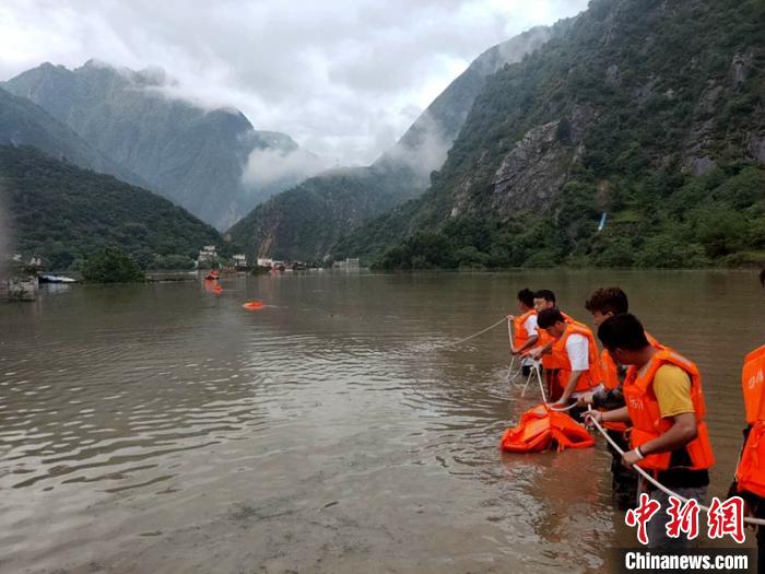 救援人員正在全力營(yíng)救被困群眾。　丹巴宣提供 攝