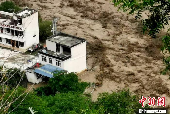 洪水淹沒(méi)房屋?！〉ぐ托峁?攝