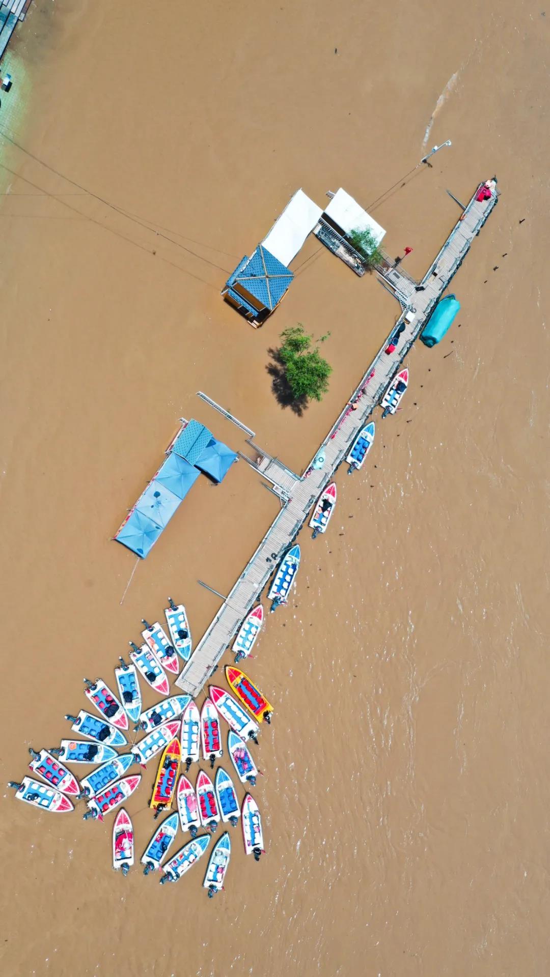 ▲圖為6月27日已暫時關(guān)閉的黃河蘭州段一處快艇碼頭（無人機照片）。新華社發(fā)（郎兵兵 攝）