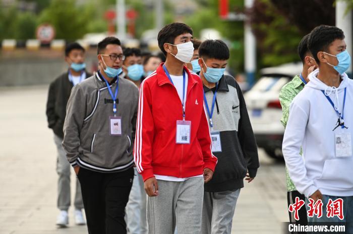 7月7日，考生在拉薩三高考點外有序排隊，等待進(jìn)入考場。　何蓬磊 攝