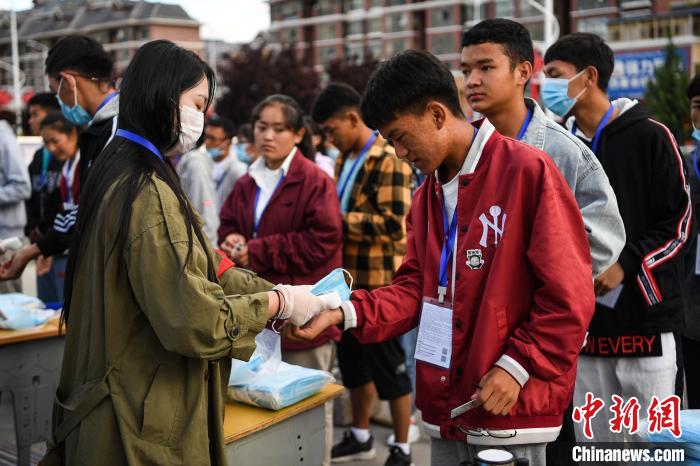 7月7日，考生在拉薩三高考點外測量體溫?！『闻罾?攝