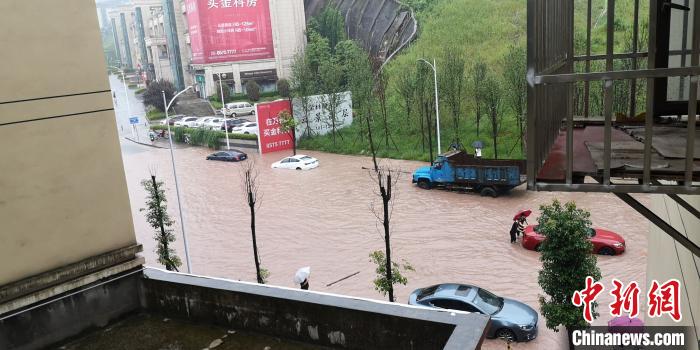 圖為重慶萬州城區(qū)積水嚴重?！≈貞c萬州區(qū)委宣傳部供圖 攝