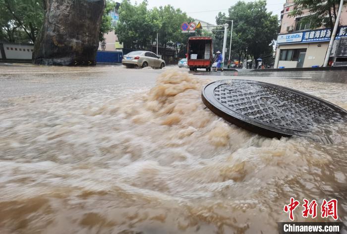 圖為重慶萬州城區(qū)積水嚴重。　重慶萬州區(qū)委宣傳部供圖 攝