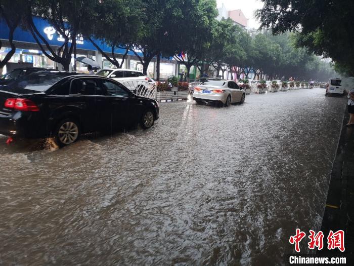 圖為重慶萬州城區(qū)積水嚴重。　重慶萬州區(qū)委宣傳部供圖 攝