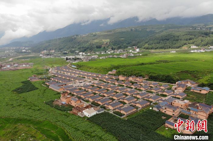 甲甲溝村新建農(nóng)房掩映在農(nóng)作之間?！埨?攝