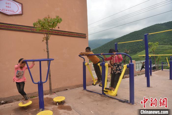 甲甲溝村里玩耍的孩子?！埨?攝