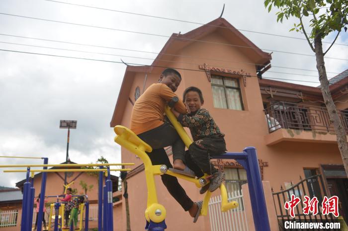 甲甲溝村里玩耍的孩子?！埨?攝