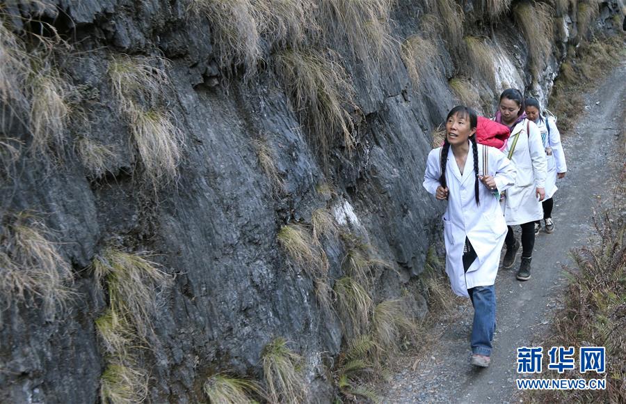 (新華全媒頭條·圖文互動(dòng))(11)偉大旗幟引領(lǐng)歷史巨變——習(xí)近平新時(shí)代中國(guó)特色社會(huì)主義思想指引“十三五”經(jīng)濟(jì)社會(huì)發(fā)展述評(píng)