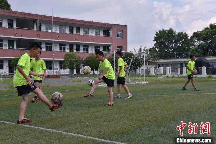 人大代表呼吁篩查防控青少年頸椎、脊柱等健康問題