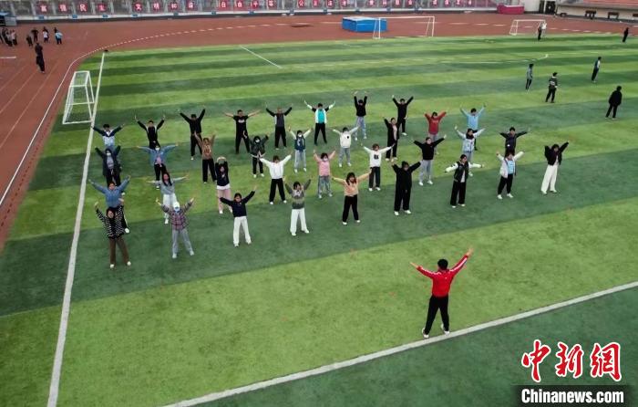 寧夏大學(xué)校園內(nèi)，學(xué)生跟隨老師練習(xí)八段錦。 謝宇 攝