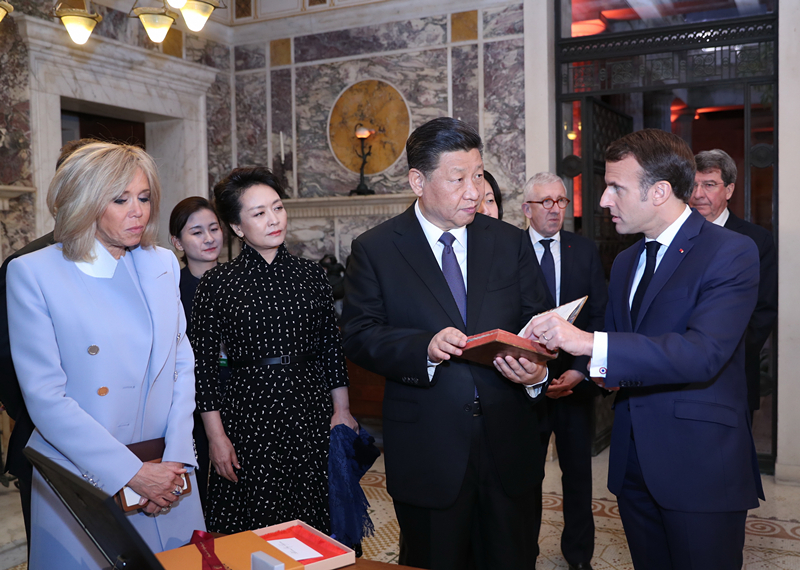 2019年3月24日，習(xí)近平在法國尼斯會見法國總統(tǒng)馬克龍。會見前，馬克龍向習(xí)近平贈送1688年法國出版的首部《論語導(dǎo)讀》法文版原著。