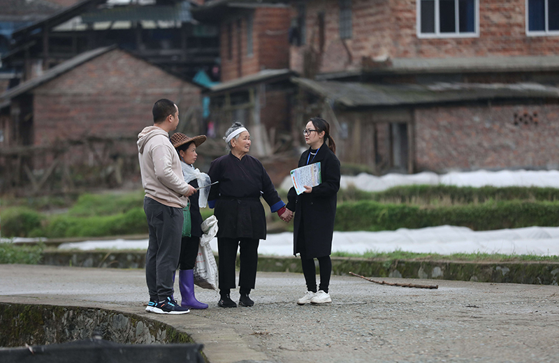 2022年3月24日，在廣西柳州市三江侗族自治縣良口鄉(xiāng)南寨村，紀檢監(jiān)察干部（右一、左一）在了解惠農政策落實情況。