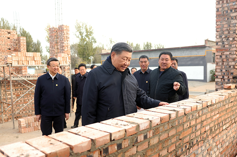 2023年11月10日，習近平總書記在河北保定涿州市刁窩鎮(zhèn)萬全莊村房屋重建施工現場考察。