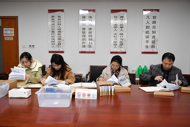 2020年1月8日，浙江寧波市北侖區(qū)紀委工作人員在檢查北侖區(qū)大數據發(fā)展管理中心2019年的公款消費票據，查找是否存在違規(guī)問題。