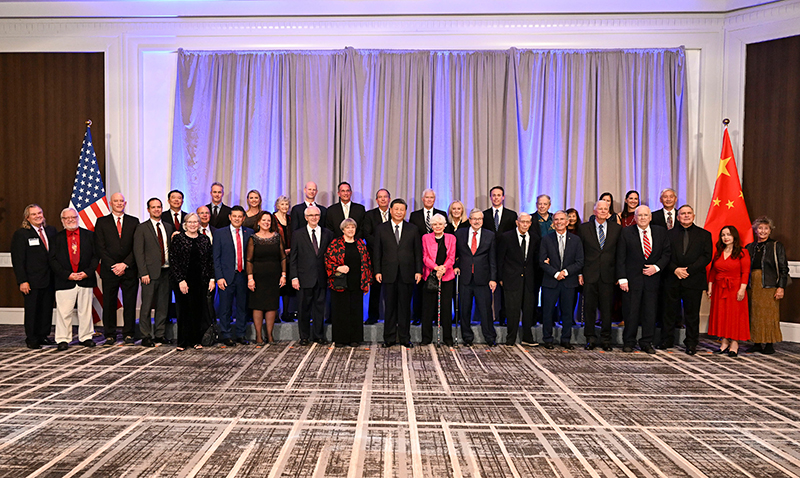 這是美國友好團(tuán)體聯(lián)合歡迎宴會(huì)開始前，習(xí)近平主席會(huì)見飛虎隊(duì)和史迪威將軍后人、鼓嶺、艾奧瓦州、華盛頓州等方面友好人士代表，同他們親切交談并合影留念。