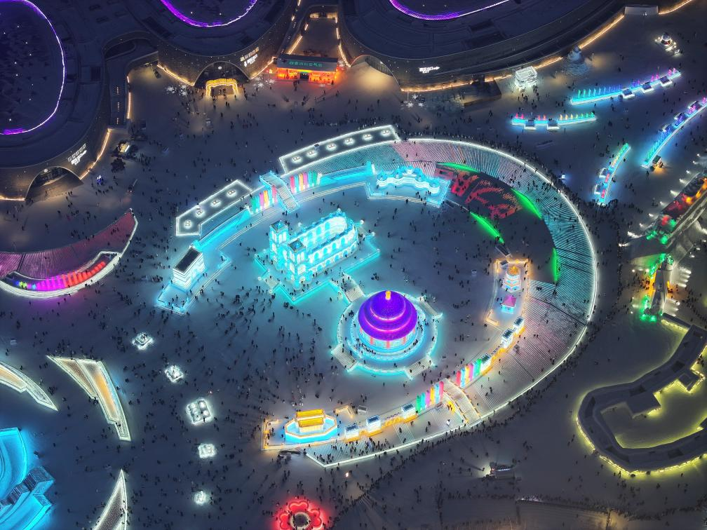 這是2023年12月27日在哈爾濱冰雪大世界拍攝的以巴黎圣母院和北京天壇為核心的冰建景觀群。